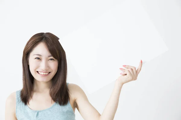 Sorrindo Mulher Asiática Com Banner Branco — Fotografia de Stock