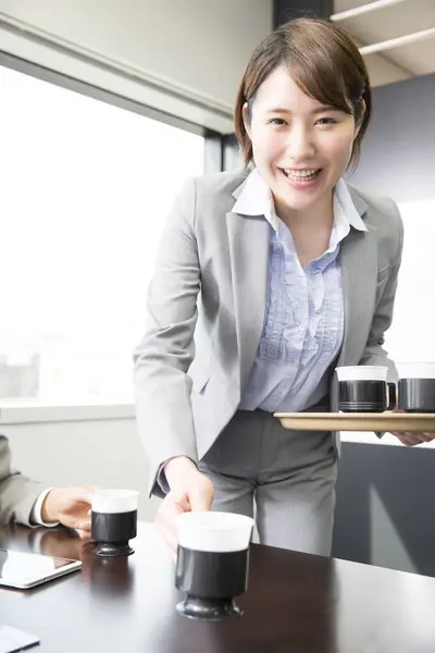 年轻的亚洲女商人 办公室里有咖啡杯 — 图库照片