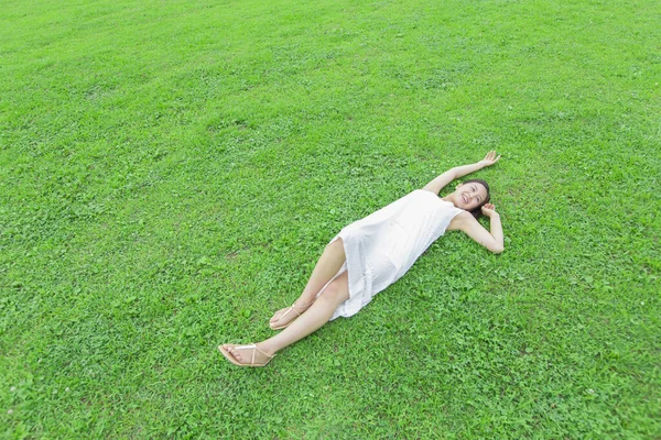 Bellezza Donna Giapponese Abito Bianco Sdraiato Erba Verde Nel Parco — Foto Stock