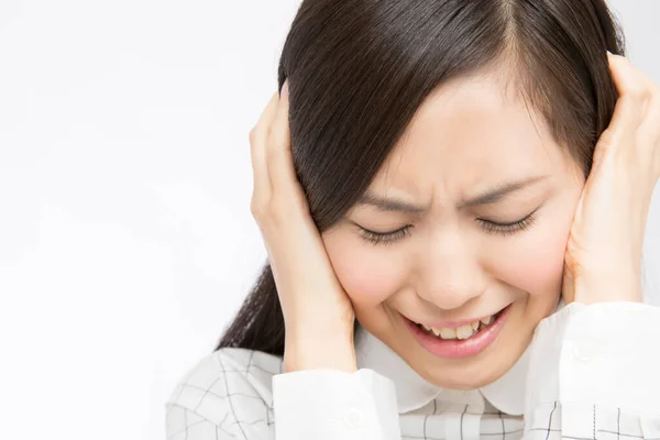 Στιγμιότυπο Από Μια Όμορφη Θλιμμένη Γιαπωνέζα Που Κλαίει Λευκό Φόντο — Φωτογραφία Αρχείου