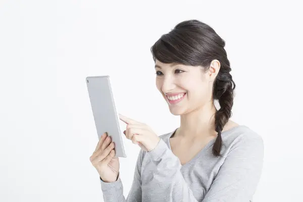 年轻美丽的亚洲女人用平板电脑 — 图库照片