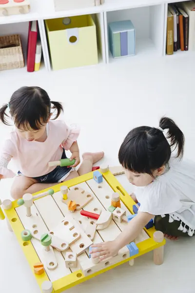 Nahaufnahme Von Niedlichen Japanischen Mädchen Die Hause Mit Spielzeug Spielen — Stockfoto