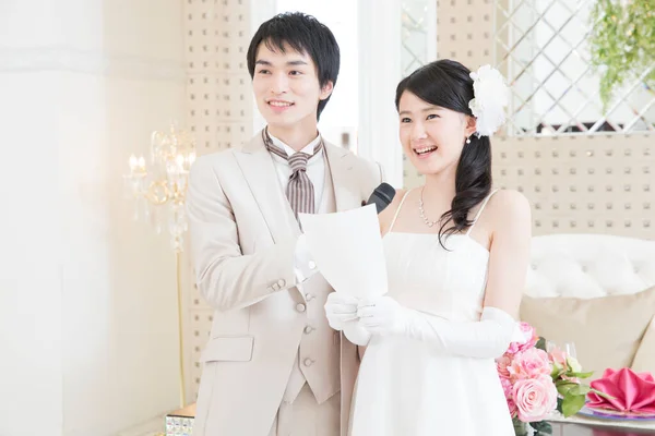 Vacker Glad Ung Bröllop Par Talar Mikrofon — Stockfoto