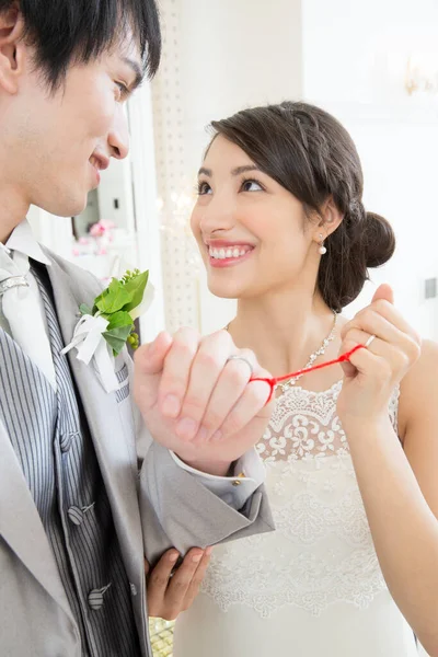 Όμορφο Ευτυχισμένο Νεαρό Ζευγάρι Γάμου Δάχτυλα Δεμένα Κόκκινο Κορδόνι — Φωτογραφία Αρχείου