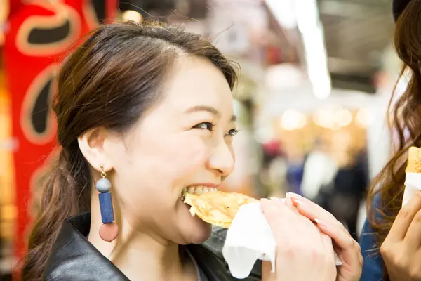 Mujeres Asiáticas Comiendo Pasteles Ciudad —  Fotos de Stock