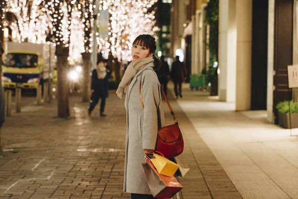 Краса Японська Жінка Осінньому Одязі Стоїть Вулиці Сумками Покупок Освітлений — стокове фото