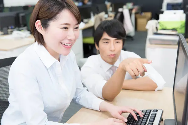 Junge Geschäftsleute Arbeiten Büro Mit Dem Computer — Stockfoto