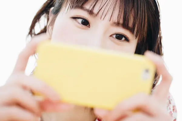 Piękna Młoda Azjatka Pomocą Smartfona Domu — Zdjęcie stockowe