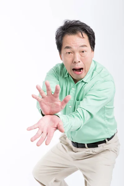Azji Człowiek Pokazując Potwór Szczęki Rąk Białym Tle — Zdjęcie stockowe