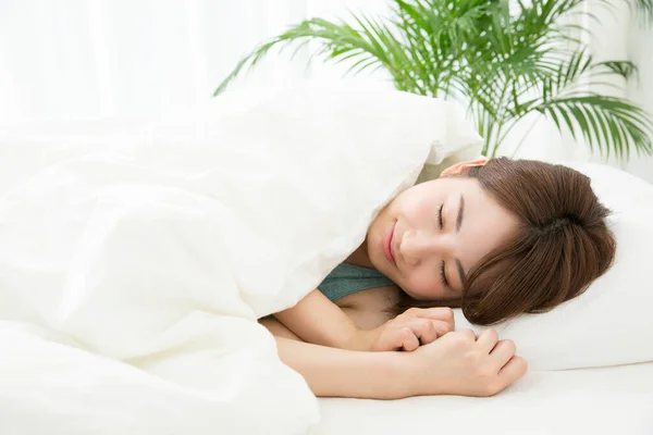 Mooie Aziatische Vrouw Slapen Slaapkamer — Stockfoto