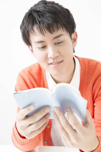 Jovem Japonês Homem Lendo Livro — Fotografia de Stock