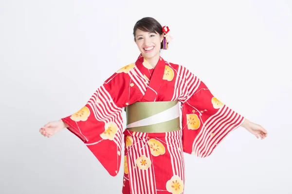 Porträt Der Schönen Jungen Asiatin Traditionellen Roten Kimono Posiert Auf — Stockfoto
