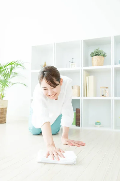 Jovem Mulher Limpeza Casa Jovem Asiático Dona Casa Limpando Chão — Fotografia de Stock