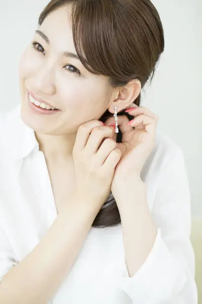 Mooie Japans Vrouw Dragen Oorbel Witte Achtergrond — Stockfoto