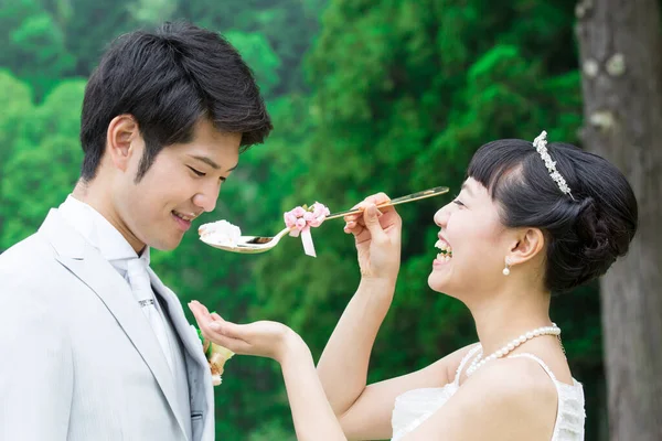Азиатская Свадебная Пара Невеста Кормит Жениха Тортом — стоковое фото