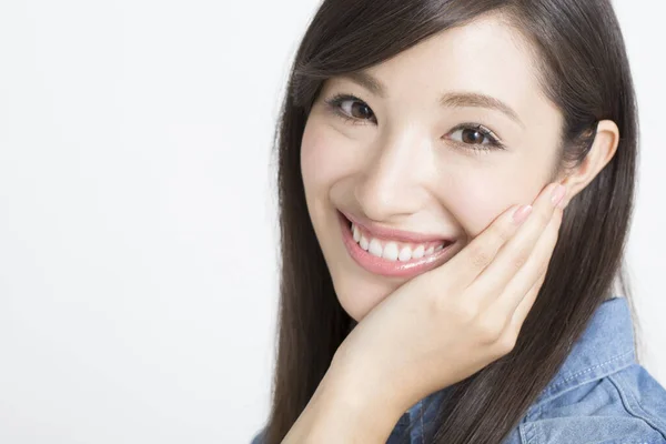 Lächelnde Asiatische Frau Die Mit Der Hand Gesicht Kauert Hautpflege — Stockfoto