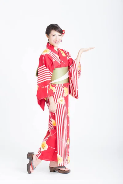 Портрет Красивої Молодої Жінки Традиційному Японському Кімоно Показує Відкриту Долоню — стокове фото