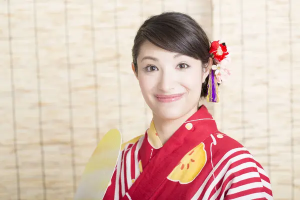 Portrait Femme Asiatique Souriante Kimono Rouge Traditionnel — Photo