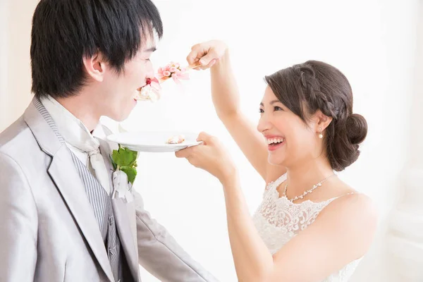Güzel Mutlu Genç Gelin Yakışıklı Damadı Düğün Pastasıyla Besliyor — Stok fotoğraf