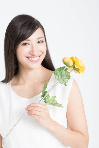 Jovem Bela Mulher Asiática Com Flores Amarelas Isolado Fundo Branco — Fotografia de Stock