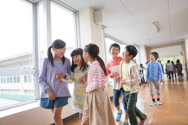 Porträtt Asiatiska Barn Skolkorridoren — Stockfoto