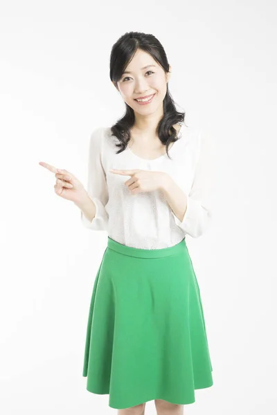 Mooie Japans Zakenvrouw Wijzend Met Vingers Witte Achtergrond — Stockfoto