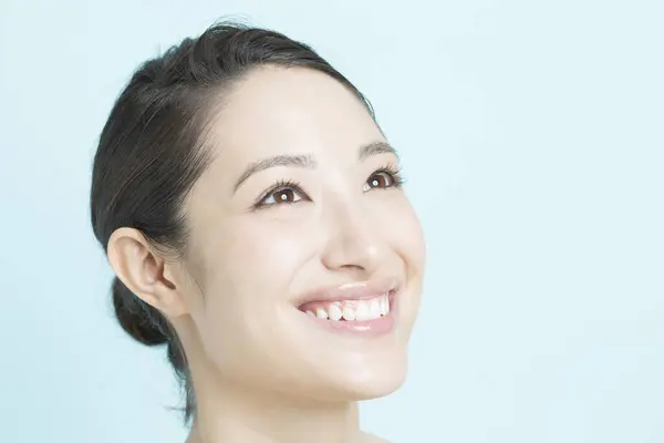 Bela Mulher Asiática Com Sorriso Conceito Beleza Cuidados Com Pele — Fotografia de Stock