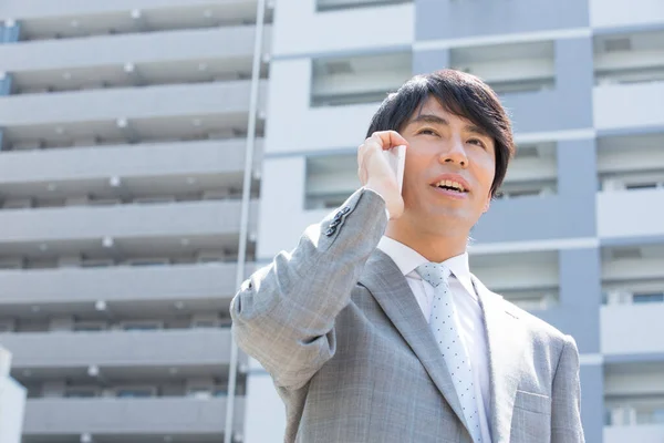 Guapo Profesional Japonés Hombre Negocios Hablando Por Teléfono Calle —  Fotos de Stock