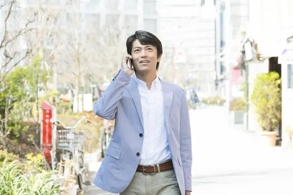 Şehirdeki Akıllı Telefonlu Genç Asyalı Adamı — Stok fotoğraf