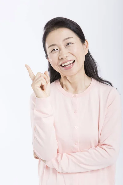 Porträt Einer Asiatischen Seniorin Die Etwas Zeigt — Stockfoto