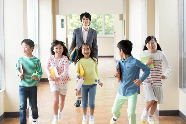Skupina Japonských Dětí Učitelem Procházky Školní Chodbě — Stock fotografie