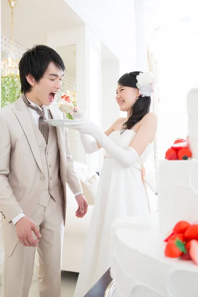 Beautiful Young Wedding Couple Enjoying Wedding Cake Together — Stock Photo, Image