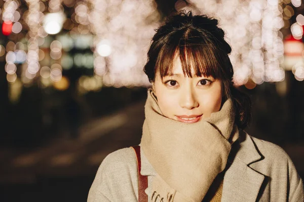 Краса Японська Жінка Осінньому Одязі Стоїть Вулиці Освітлений Міський Фон — стокове фото