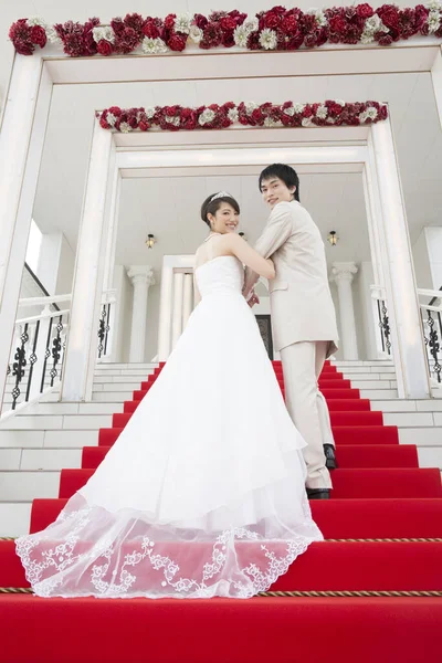 카펫과 계단에 결혼식 커플의 뒤보기 — 스톡 사진