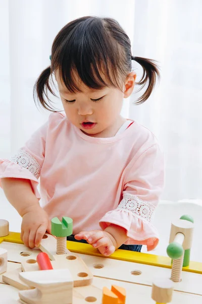 Primo Piano Colpo Carino Ragazza Giapponese Giocare Con Giocattoli Casa — Foto Stock