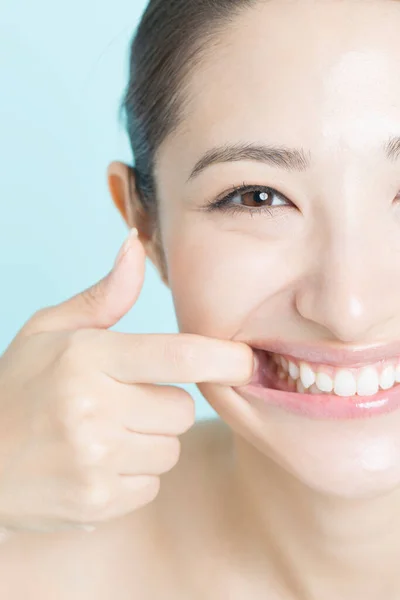 Asian Girl Showing Her Teeth Her Mouth Pulling Wide Open — Stock Photo, Image