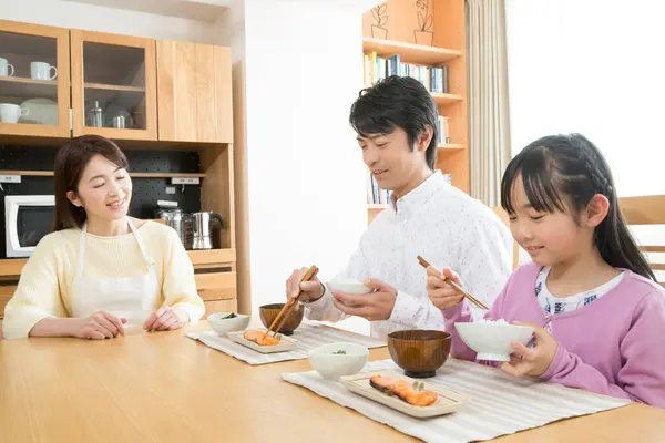 Счастливая Азиатская Семья Завтракает Вместе Кухне — стоковое фото