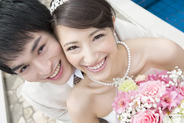 美しい幸せな若いアジアの結婚式カップルの肖像画 — ストック写真