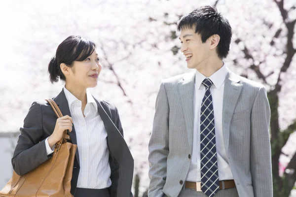 Δύο Ιάπωνες Επιχειρηματίες Στο Δρόμο Της Πόλης Άνθη Κερασιάς — Φωτογραφία Αρχείου