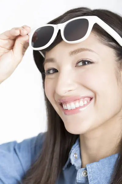 Joven Asiático Mujer Usando Gafas Sol Aislado Blanco Fondo — Foto de Stock