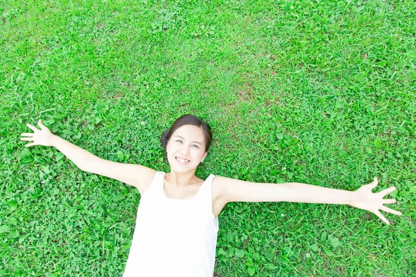 Krása Japonská Žena Bílých Šatech Ležící Zelené Trávě Letním Parku — Stock fotografie