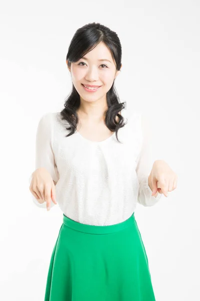 Güzel Japon Kadını Parmaklarını Beyaz Arka Planda Gösteriyor — Stok fotoğraf