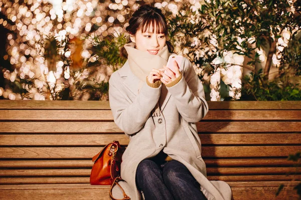 Young Woman Winter Park Smartphone — Stock Photo, Image