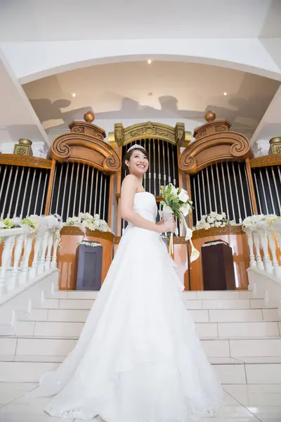 Portré Gyönyörű Ázsiai Menyasszony Templomban — Stock Fotó