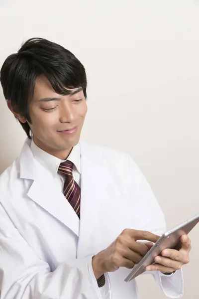 Azjatycki Lekarz Tabletką Cyfrową — Zdjęcie stockowe