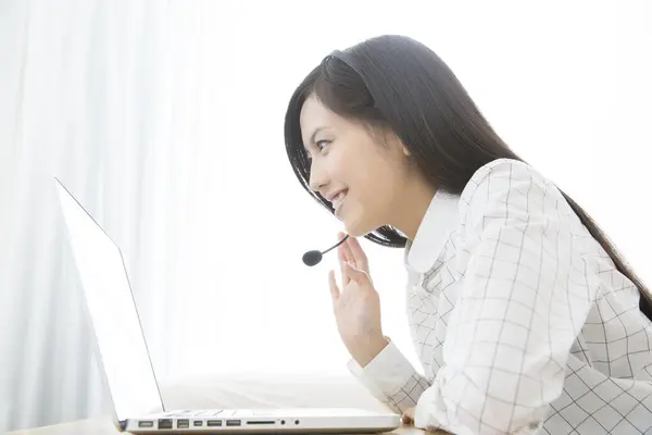Jovem Mulher Asiática Trabalhando Seu Laptop Computador Seu Escritório — Fotografia de Stock