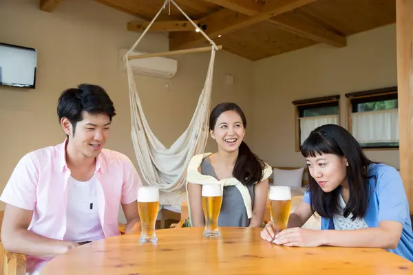 Gülümseyen Asyalı Arkadaşlar Tatil Sırasında Otel Odasında Bira Içiyorlar — Stok fotoğraf