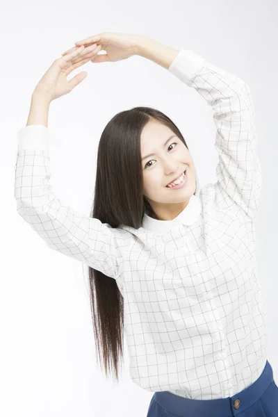 白い背景に手を挙げた美しい日本人女性のスタジオ撮影 — ストック写真