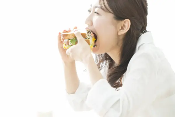 Genç Asyalı Kadın Lezzetli Sandviçler Yiyor — Stok fotoğraf