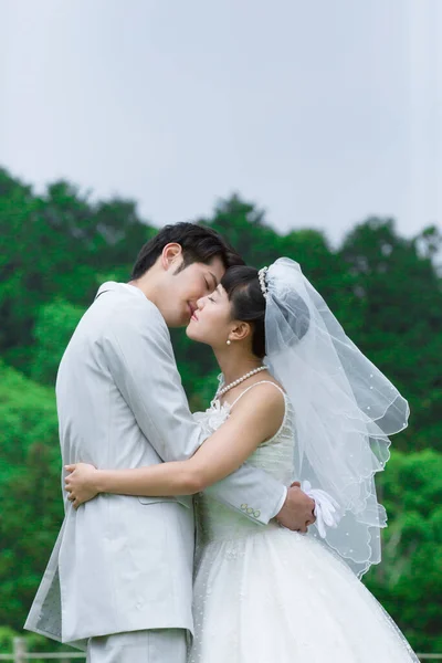 Portrét Mladých Asijských Novomanželů Parku — Stock fotografie